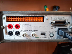 Keithley 199 - zadní strana, je dobře vidět konektor osmivstupého skeneru.